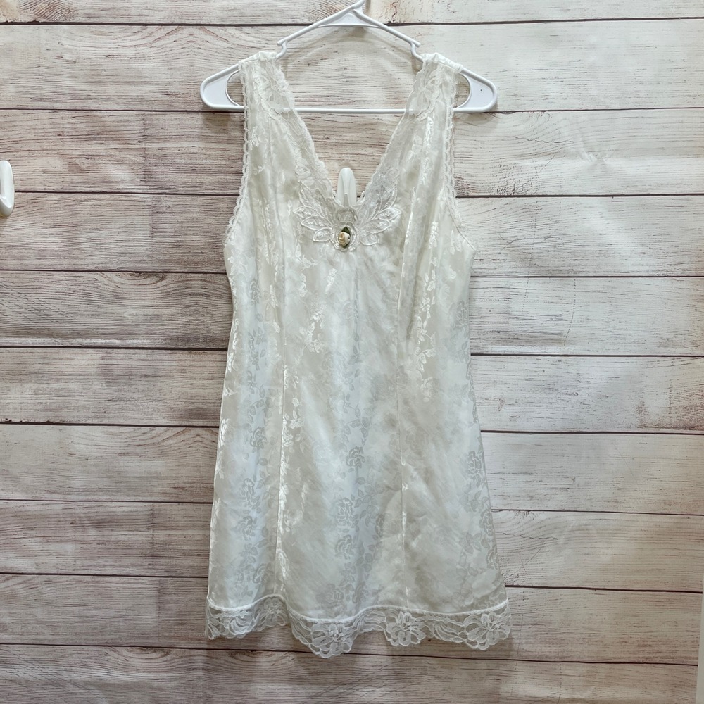 VINTAGE VAL MODE LINGERIE SATINY LAE TRIMMED‎ GOWN IN CREAM